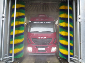 Wackler Lkw in Waschanlage