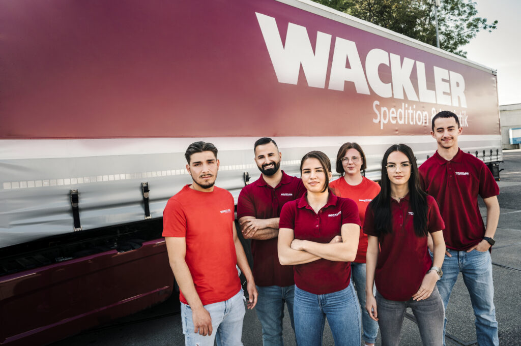 Wackle-Team stehen vor einem Lastwagen