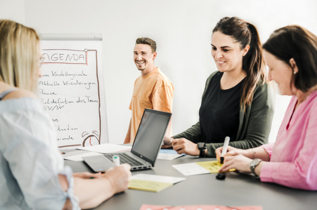 Eine Gruppe von vier Arbeitern diskutiert bei einem Meeting