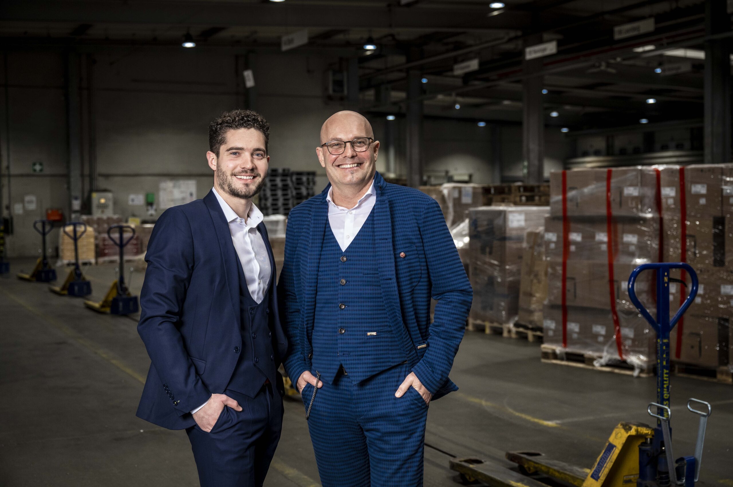 Maximilian Schwarz und Oliver Schwarz, Geschäftsführung der L. Wackler Wwe. Nachf. GmbH, im Lager